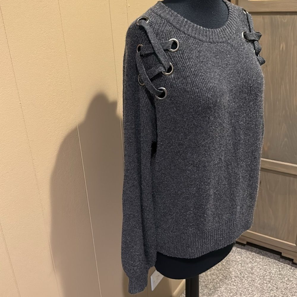 27 Miles dark heather gray laced grommet shoulder 100% cashmere ribbed sweater.